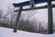 鳥居も雪の中.JPG